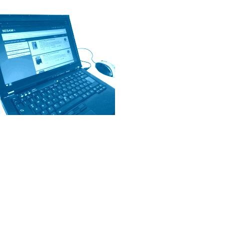 Laptop mit Bildschirminhalt SESAM-Mediathek