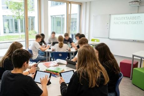 Schüler mit Tablets