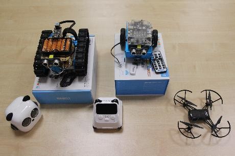 BIld von verschiedenen Robotern und einer Drohne
