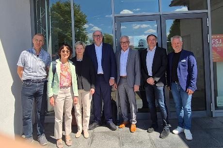 Gruppenbild vom Dekantreffen. Die sieben Teilnehmerinn und Teilnehmer stehen vor dem Eingang zum Kreismedienzentrum