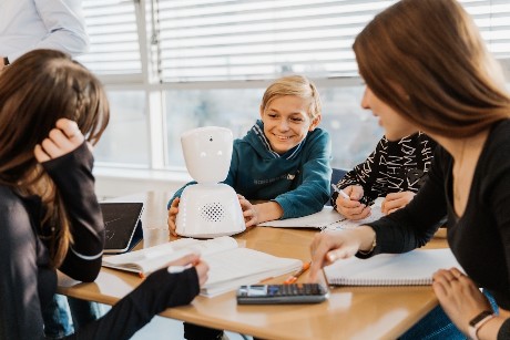 Avatar mit Kind und Lehrkraft