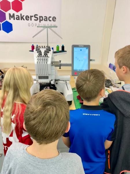 Schüler an der Stickmaschine