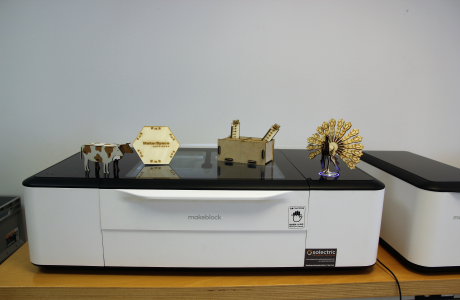 Foto eines Lasercutters mit erstellten Objekten