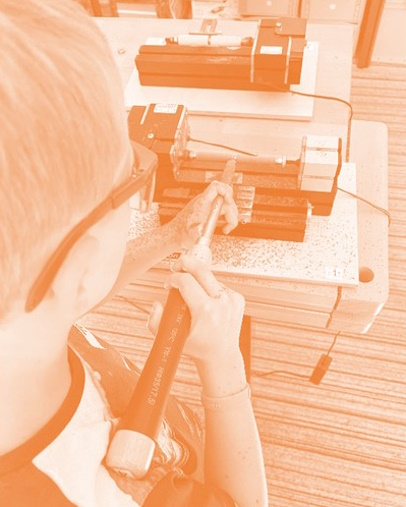 Makespace Junge arbeitet mit Medien