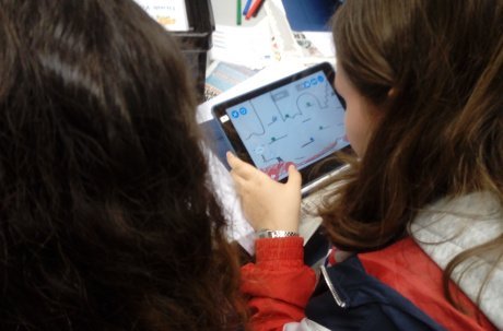 Schüler erstellen ein Spiel am Tablet