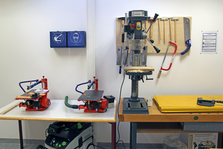 Holzwerkstatt mit verschiedenen Werkzeugen