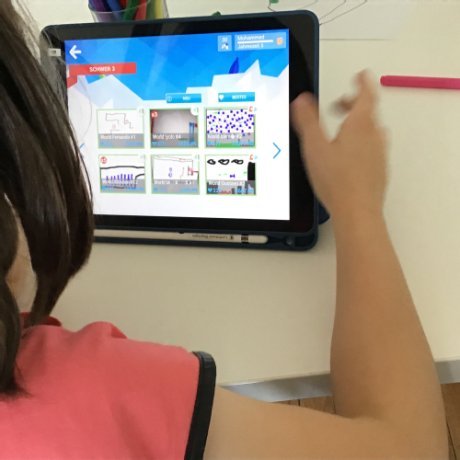 Kind, das ein Tablet in den Händen hält